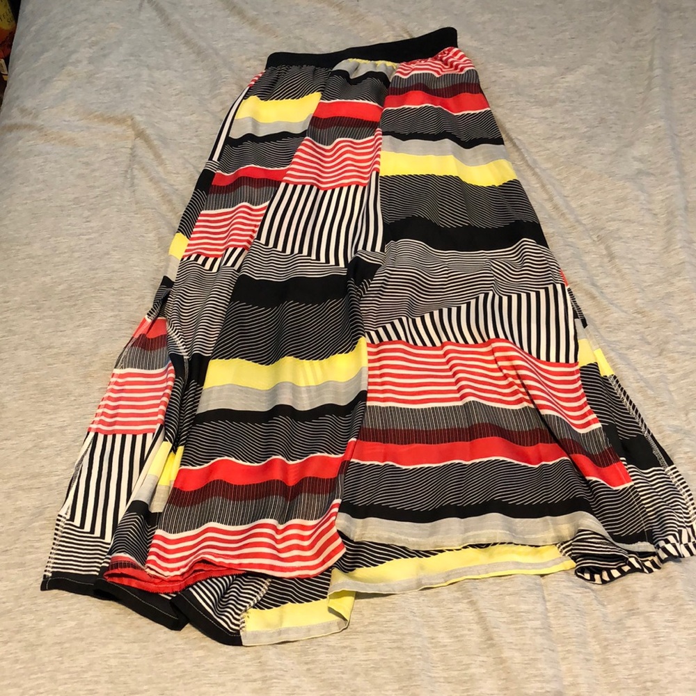 BB Dakota size small, elastic waistband.